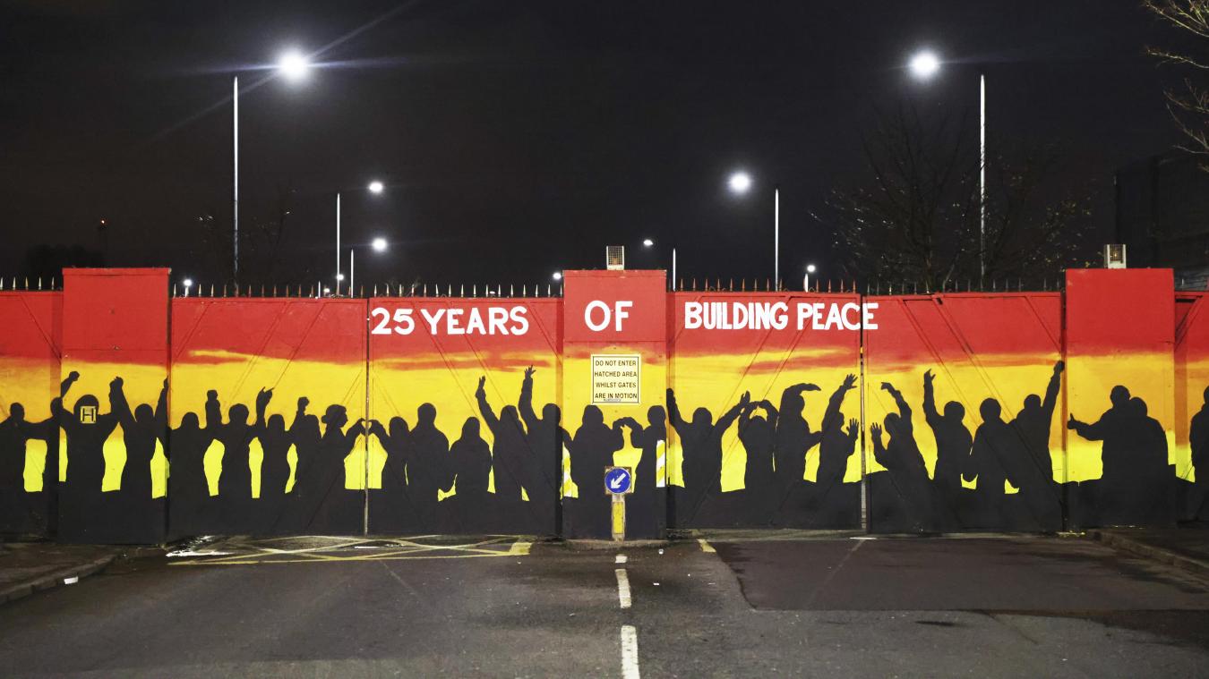 <p>Ein Wandgemälde an den Friedenstoren am Lanark Way in Belfast feiert das Karfreitagsabkommen im Westen von Belfast.</p>