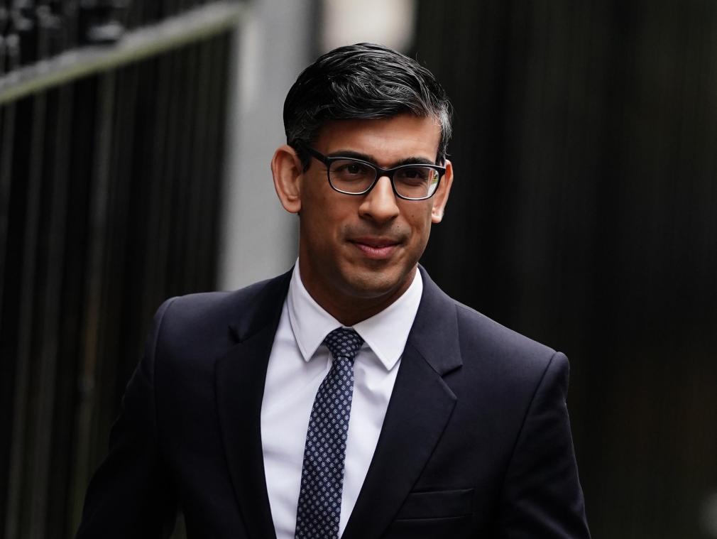 <p>Der britische Premierminister Rishi Sunak verlässt die Downing Street 10 in London, um an der Fragestunde des Premierministers in den Houses of Parliament teilzunehmen.</p>