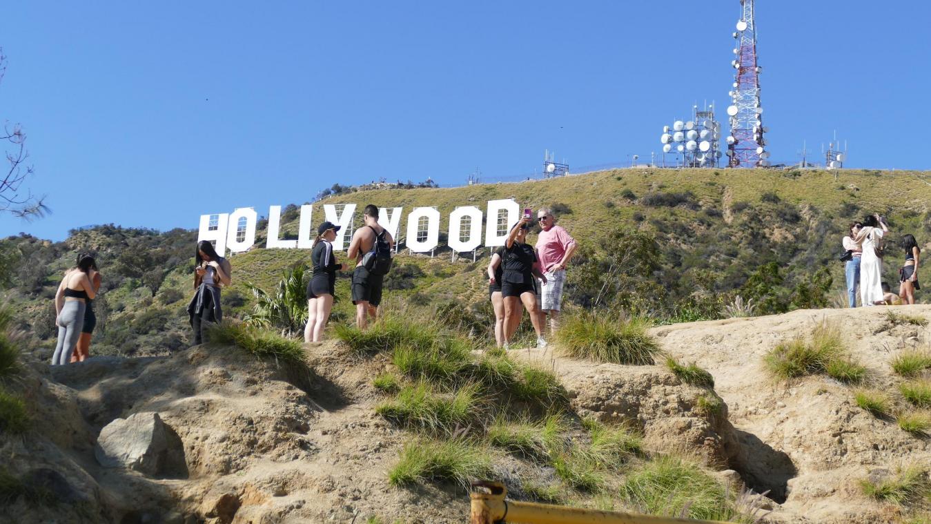 <p>Touristen stehen vor dem Hollywood-Schriftzug in den Hügeln.</p>