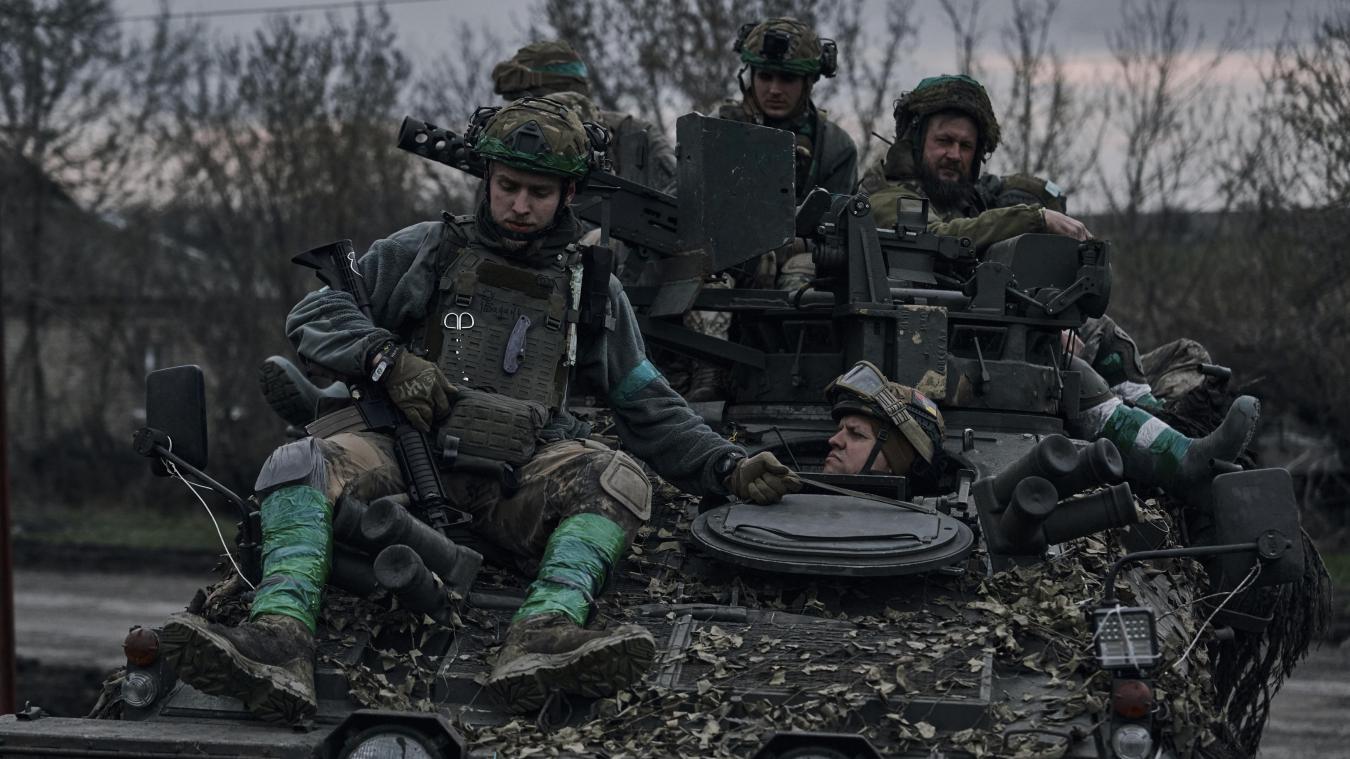 <p>Ukrainische Soldaten fahren auf einem Mannschaftstransportwagen (APC) an der Frontlinie. Im Osten der Ukraine konzentrieren sich die blutigsten Kämpfe des russischen Angriffskrieges weiter auf die strategisch wichtige Stadt Bachmut.</p>