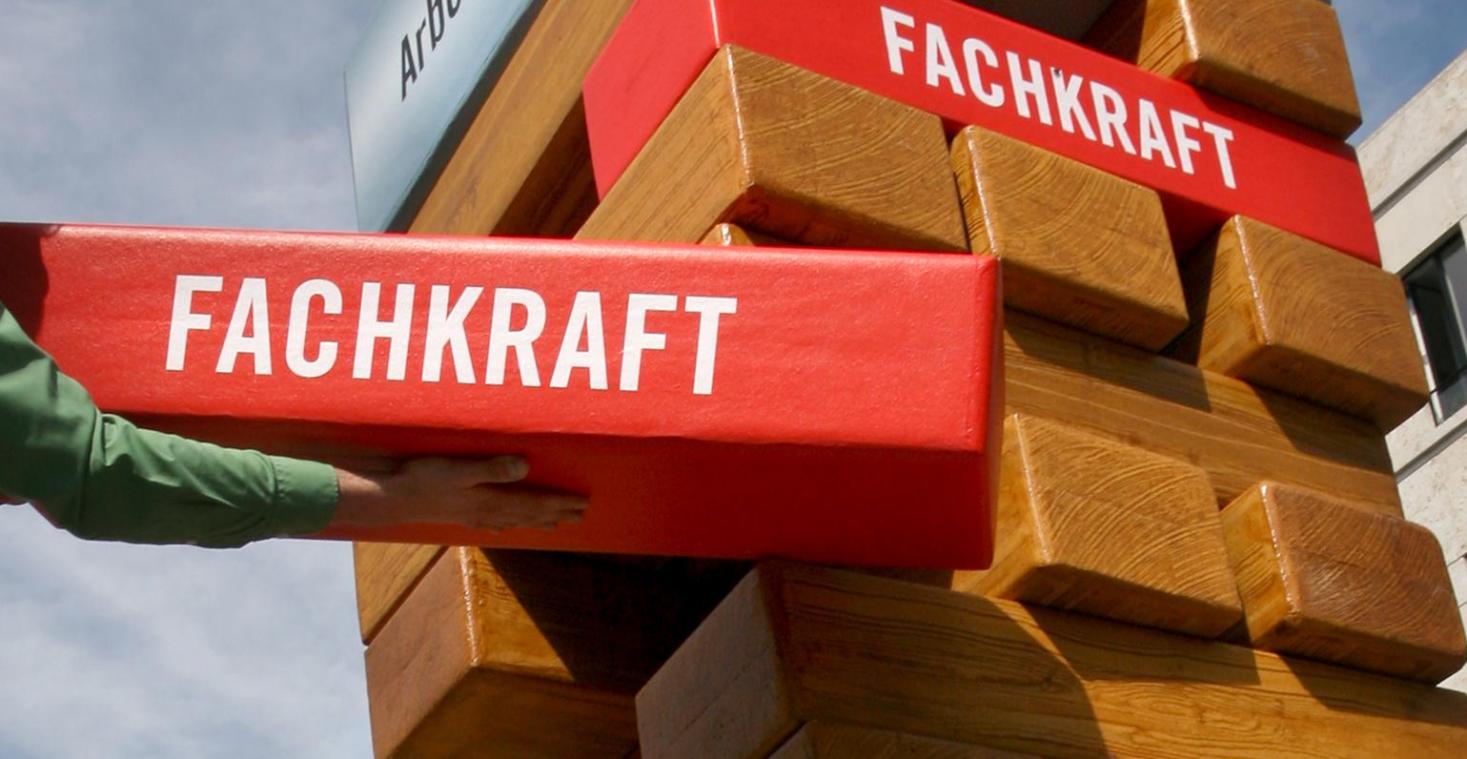 <p>Ohne Fachkräfte funktioniert kein Arbeitsmarkt. Er wird zusammenbrechen, wie dieses Bild symbolisiert.</p>