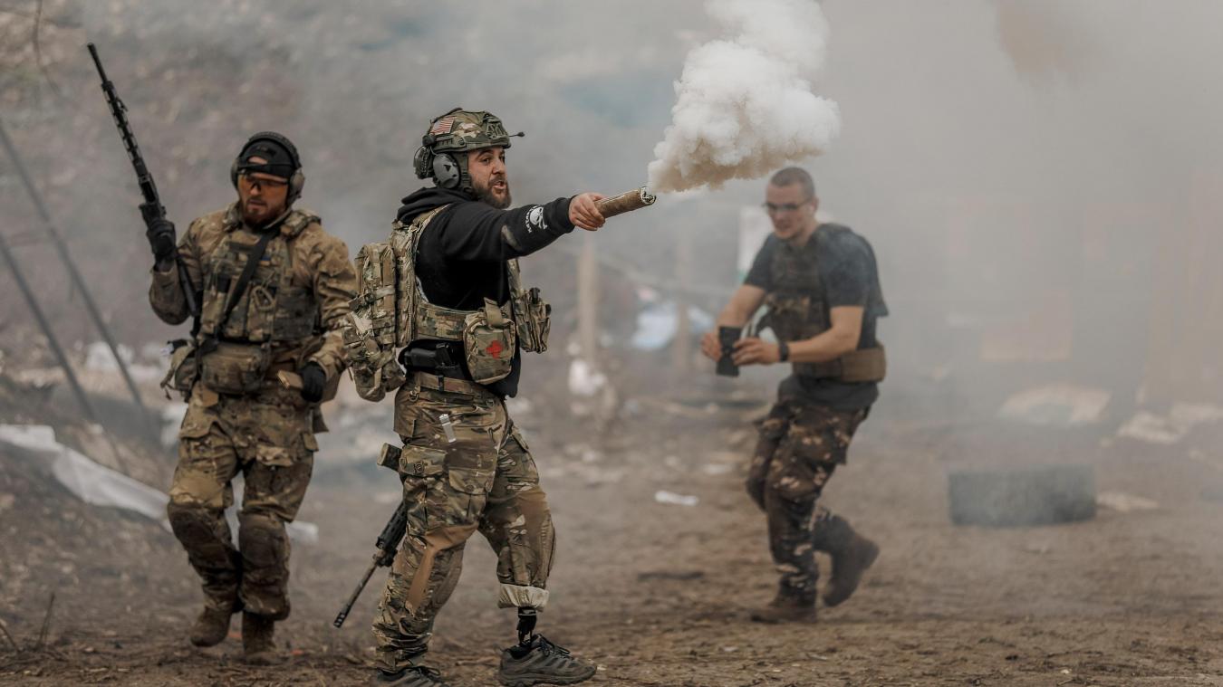 <p>Ausbilder Ruslan David setzt während eines militärischen Ausbildungsprogramms seine Rauchfackel ein. Fast tausend Freiwillige nehmen an der militärischen Ausbildung teil, bei der Spezialtruppen ausgebildet werden.</p>