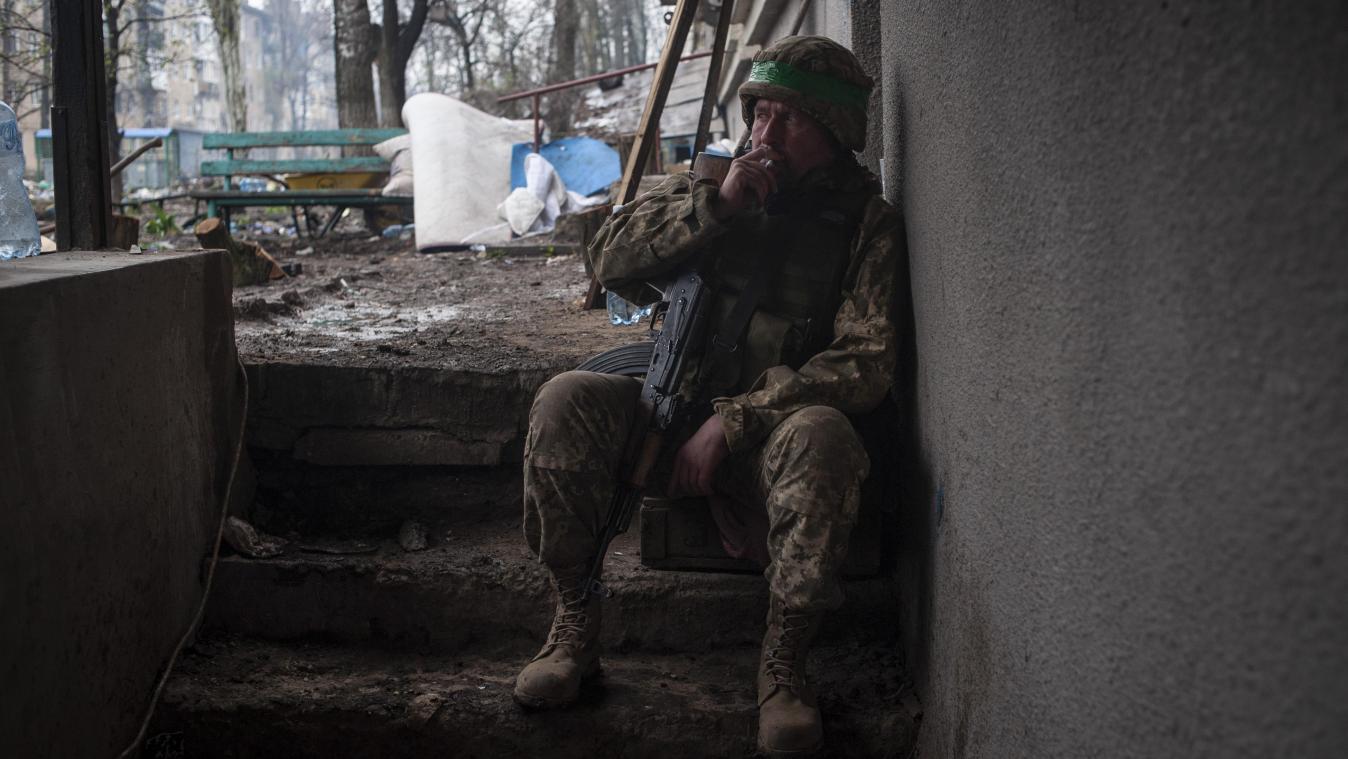 <p>Ein ukrainischer Soldat raucht, während er sich auf einer Treppe ausruht. Dieses Bild entstand am Mittwoch inBachmut.</p>