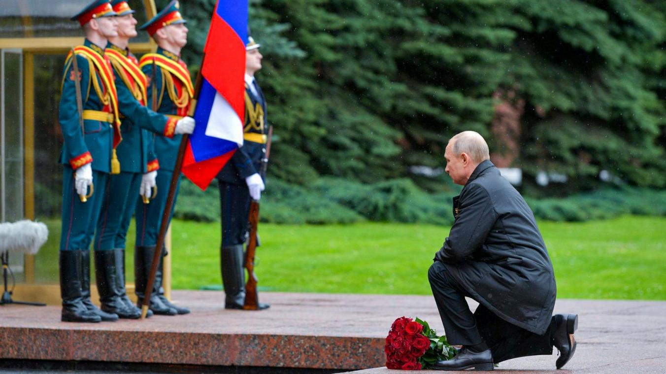 <p>Wladimir Putin legt im Rahmen der Feierlichkeiten zum „Tag des Sieges“ am Grab des unbekannten Soldaten am Kreml Rosen ab.</p>