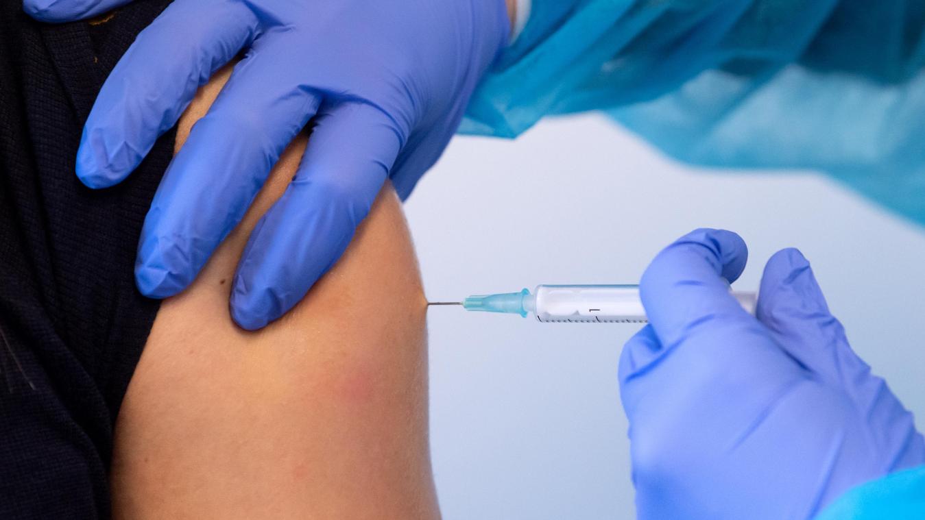 <p>Eine Frau wird mit einem Corona-Impfstoff geimpft.</p>