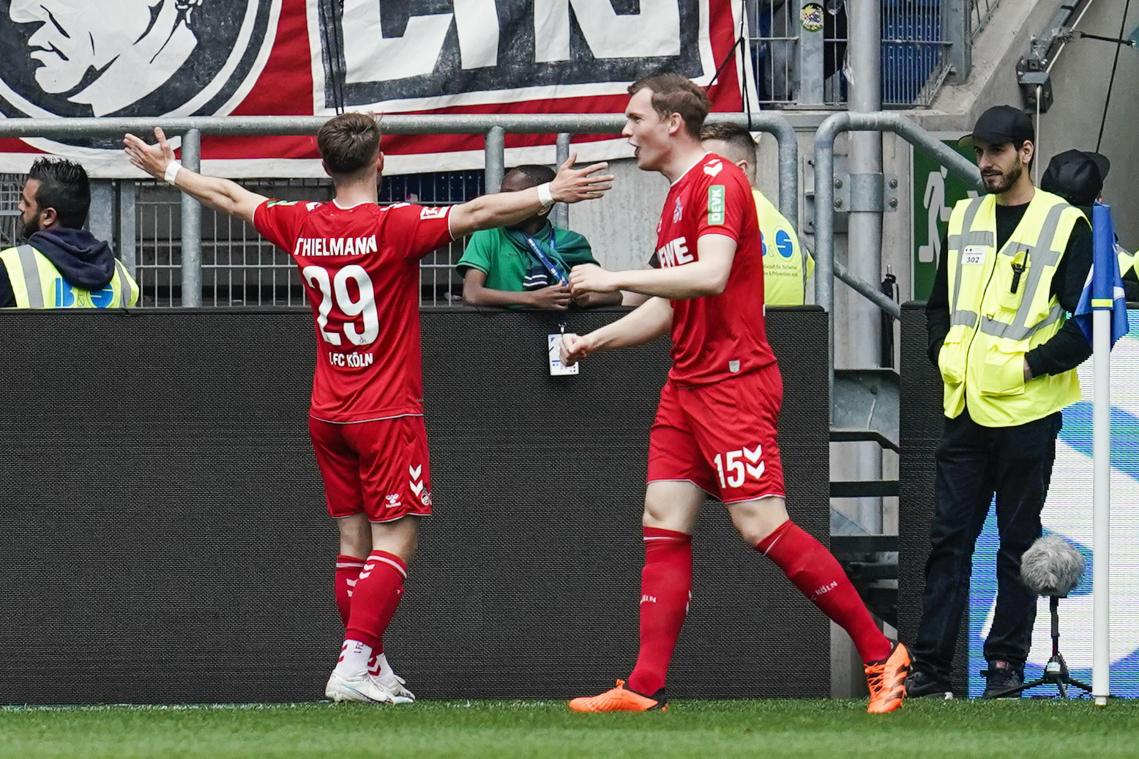 <p>Kölns Torschütze Jan Thielmann (l) jubelt mit Kölns Luca Kilian über das Tor zum 0:3.</p>