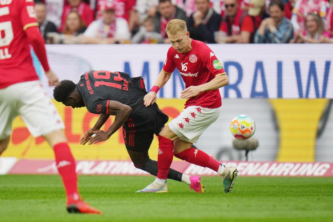 <p>Der Mainzer Andreas Hanche-Olsen (r) und Bayern-Münchens Alphonso Davies kämpfen um den Ball.</p>