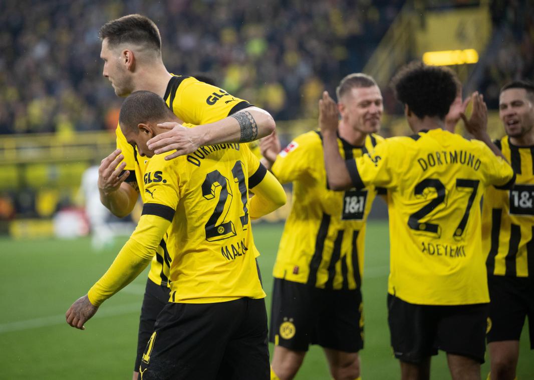 <p>Dortmunds Donyell Malen (l) jubelt mit Niklas Süle über seinen Treffer zum 4:0.</p>