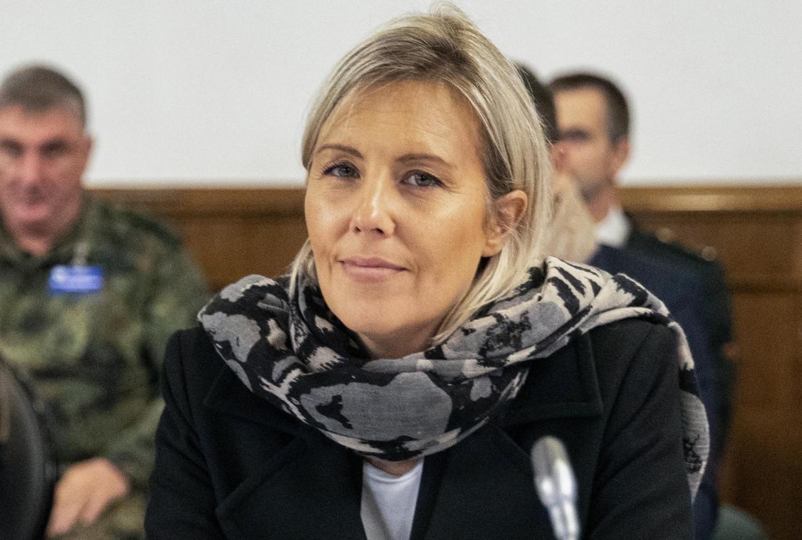 <p>Verteidigungsministerin Ludivine Dedonder duldet weder Extremismus noch Rassismus oder Sexismus in den Reihen des Militärs. Ein verurteilter Oberst muss deshalb seinen Dienst quittieren.</p>