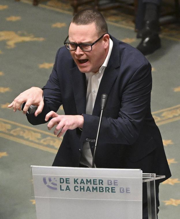 <p>Unmissverständliche Gestik: Der PTB-Abgeordnete Raoul Hedebouw prangert die Raffgier von Politikern an.</p>