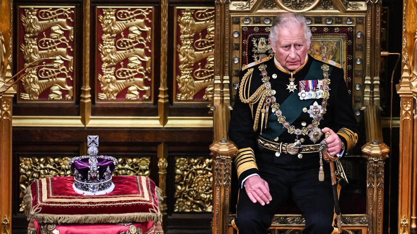 <p>Eine Aufnahme aus dem Mai 2022: Der damalige Prinz Charles von Großbritannien sitzt zur Eröffnung des Parlaments im House of Lords neben der Imperial State Crown auf seinem Platz.</p>