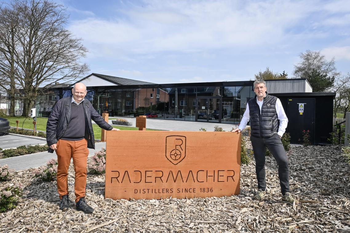 <p>Die Geschäftsführer Yves Emonts-Gast (links) und Bernard Zacharias vor dem neuen Besucherzentrum der Distillerie Radermacher, das auch die neuen Brenn- und Brauanlagen beherbergt.</p>