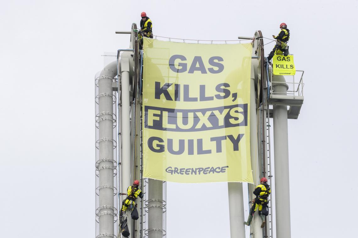<p>„Gas kills, Fluxys guilty“: Die Aktivisten sind auf eines der Gasterminals geklettert, um dort ein großes Spruchband aufzuhängen:</p>