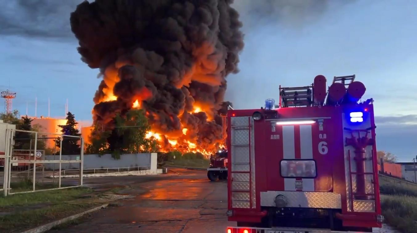 <p>Auf diesem vom Telegram-Kanal des Gouverneurs von Sewastopol Michail Raswoschajew am Samstag veröffentlichten Handout-Foto steigen Rauch und Flammen aus einem brennenden Treibstofftank in Sewastopol auf der Krim auf.</p>