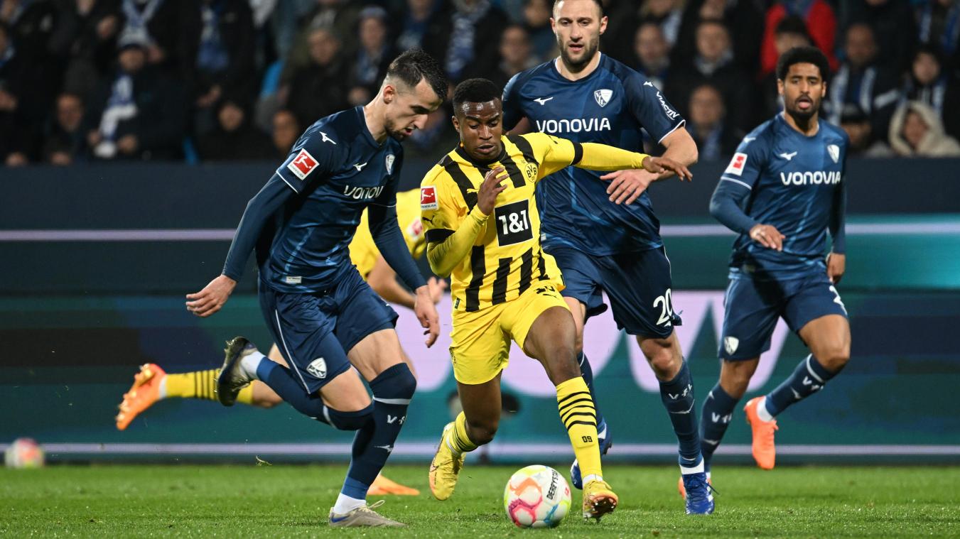 <p>Bochums Erhan Masovic (links), Dortmunds Youssoufa Moukoko(Mitte) undIvan Ordets (rechts) kämpfen um den Ball.</p>