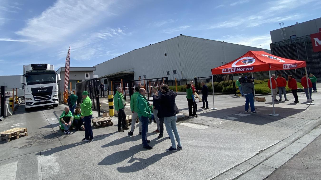 <p>Alle Streikposten bei Delhaize müssen aufgelöst werden, nicht nur in den Geschäften, sondern auch in den Verteilerzentren, wie hier in Zellik.</p>