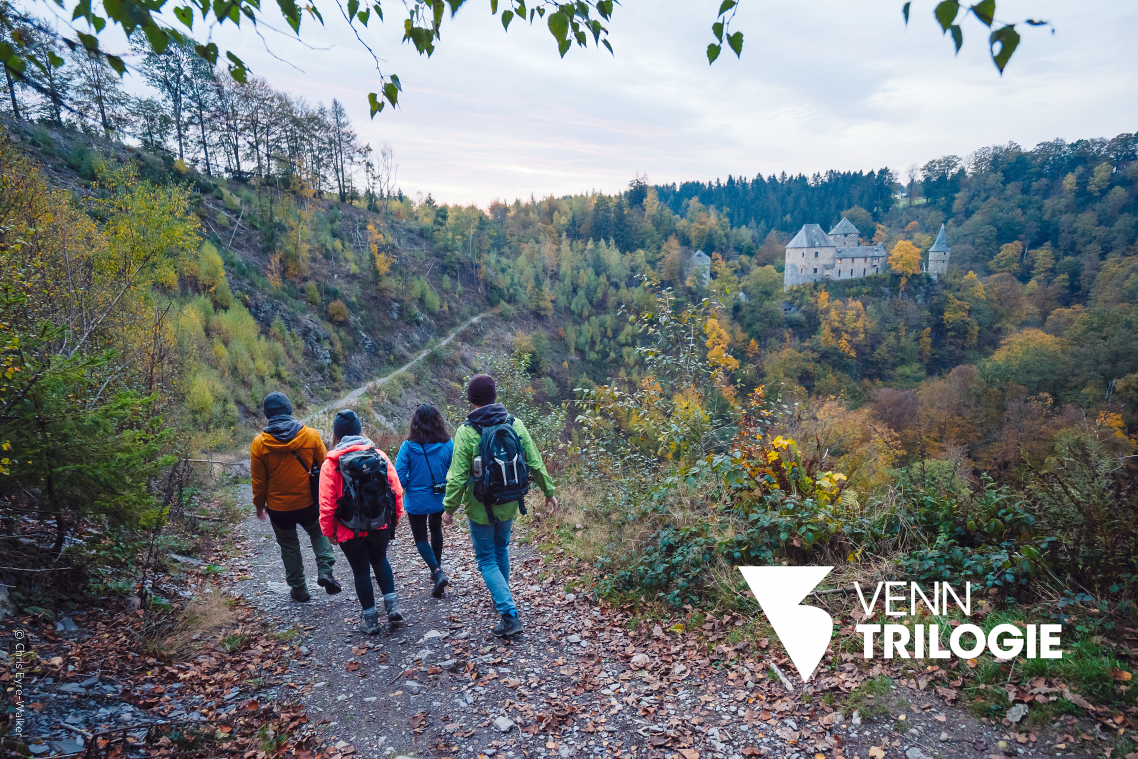 <p>Der Premium-Fernwanderweg Venntrilogie führt drei unterschiedliche, aber gleichsam reizvolle Landschaften zusammen: Die grüne und hügelige Wiesenlandschaft im Norden der DG, das Hohe Venn und das Warchetal zwischen Malmedy und Bütgenbach.</p>