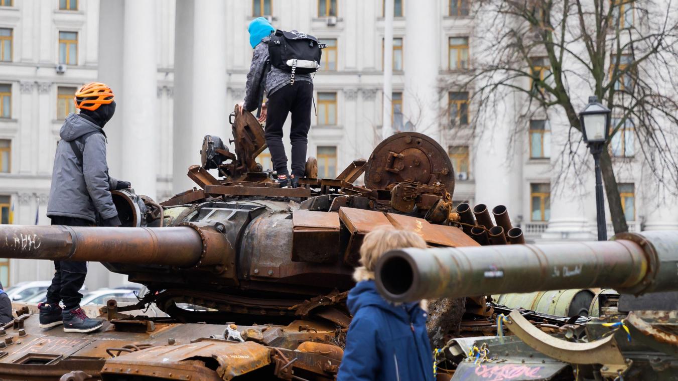 <p>Kinder klettern auf einem zerstörten russischen Panzer.</p>