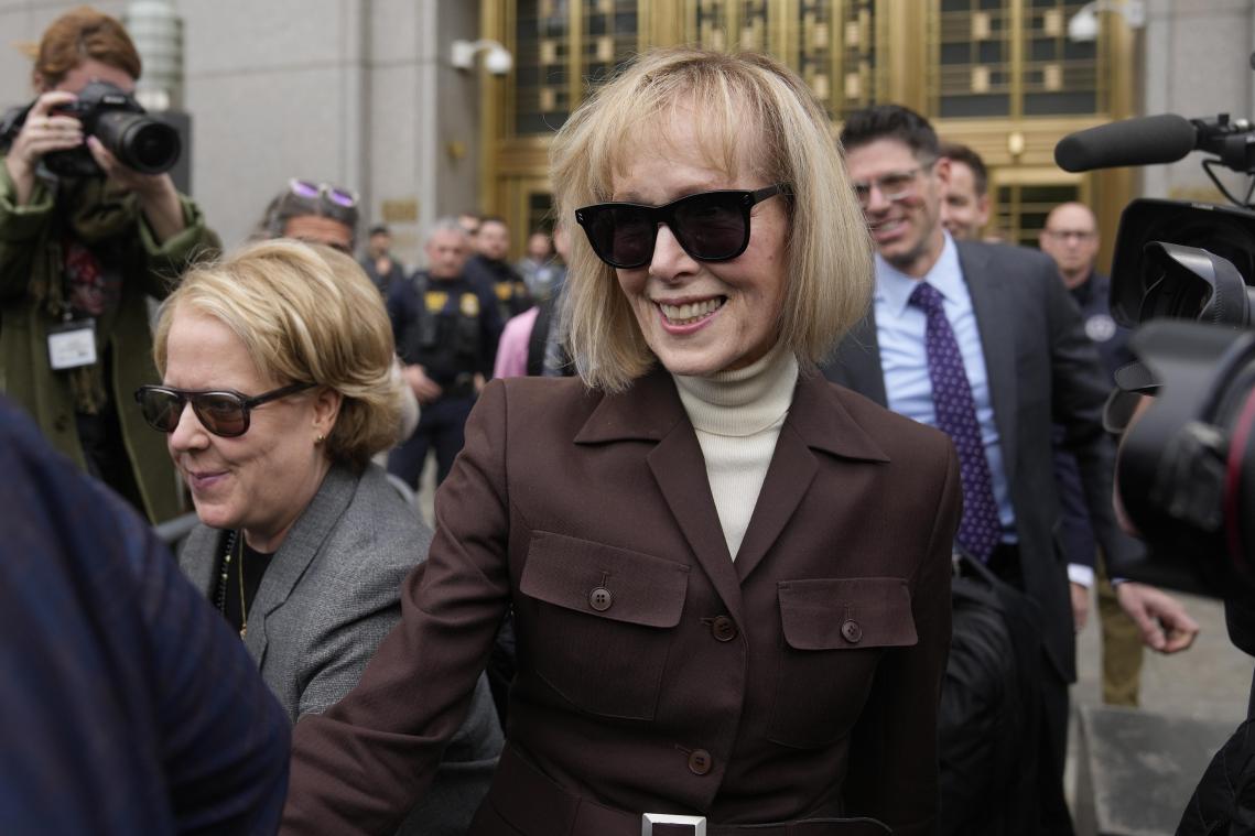 <p>Jean Carroll (M), Autorin aus den USA, verlässt das Bundesgericht in New York.</p>