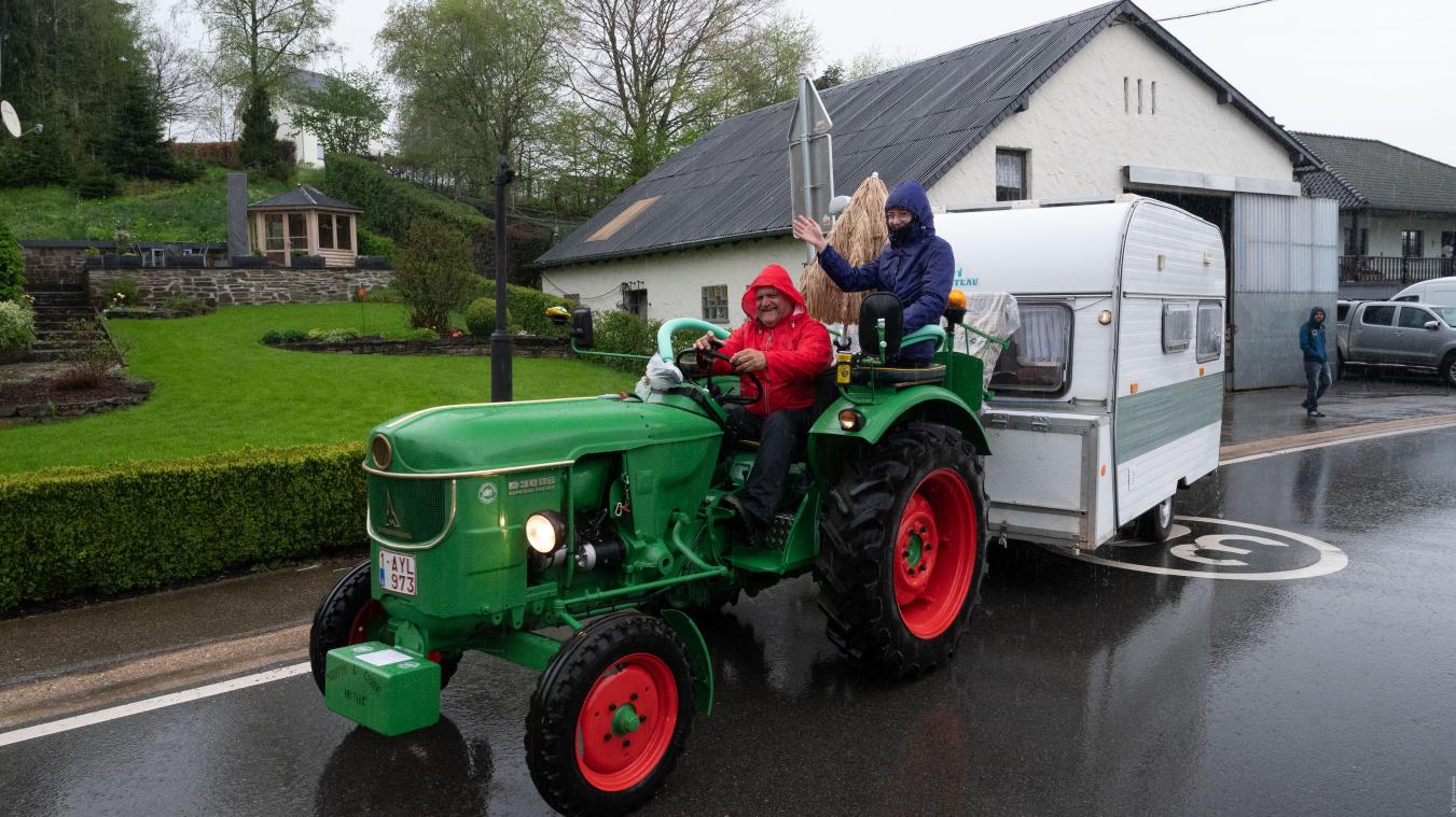 <p>Am Sonntagabend machten sich Manfred und Tochter Celine Reuter mit ihrem Oldtimer-Traktor Deutz D2502 (Baujahr 1962) und einem Wohnwagen im Schlepptau auf ihre 9.000 Kilometer lange Europatour. Sie werden in sechs Monaten in Oudler zurückerwartet.</p>