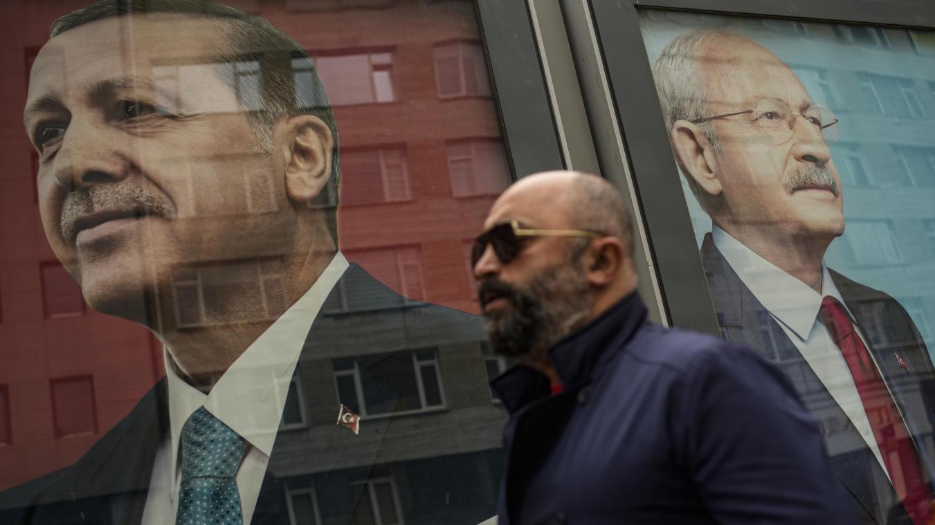 <p>Ein Mann geht an Wahlkampfplakaten von Recep Tayyip Erdogan (links) und Kemal Kilicdaroglu (rechts) vorbei: Umfragen sehen bei der Parlaments- und Präsidentenwahl am 14. Mai ein Kopf-an-Kopf-Rennen.</p>