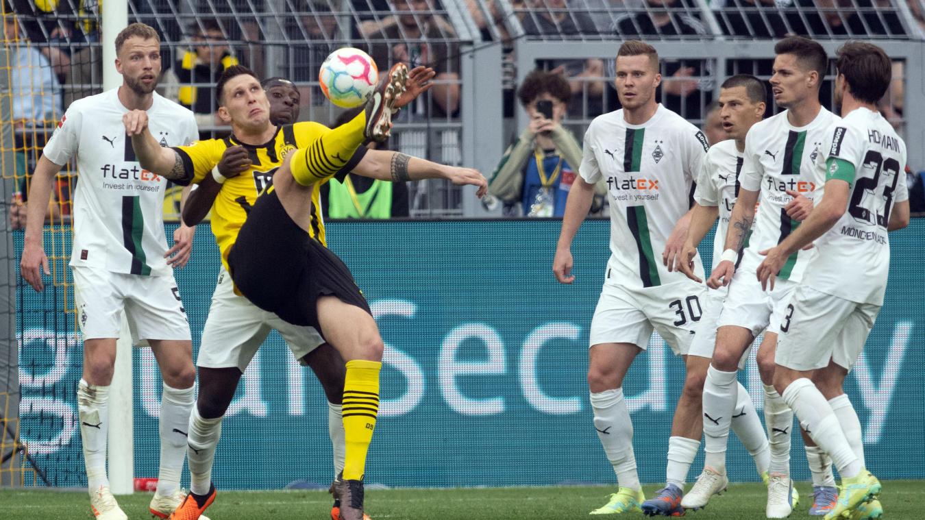 <p>Niklas Süle am Ball gegen Gladbachs Kouadio Koné.</p>