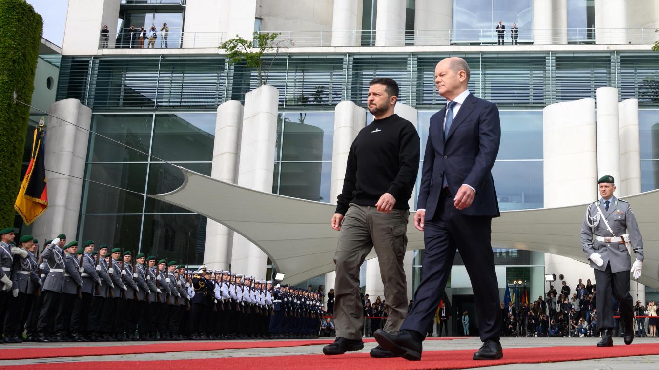 <p>Wolodymyr Selenskyj, Präsident der Ukraine, wird von Bundeskanzler Olaf Scholz vor dem Bundeskanzleramt in Berlin mit militärischen Ehren begrüßt.</p>