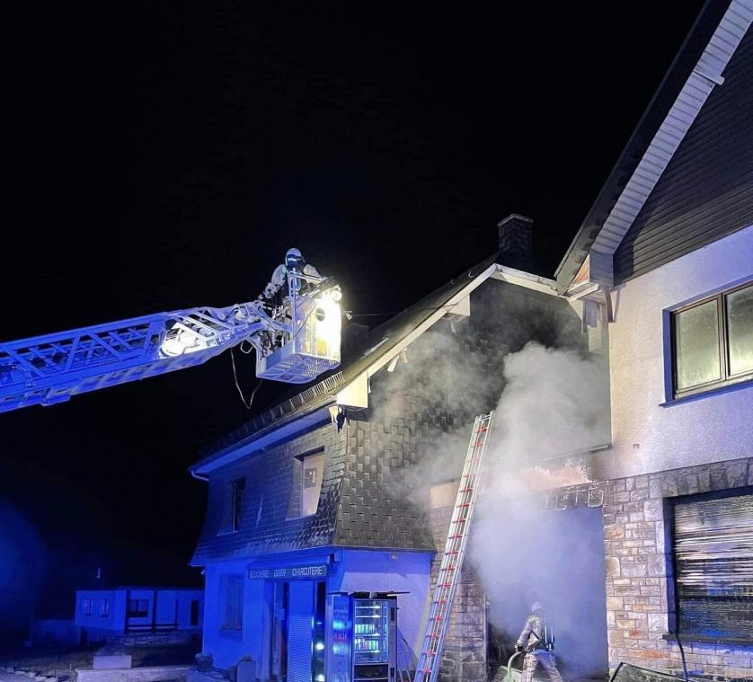 <p>Das Feuer brach in einem Nebengebäude der Metzgerei „La Fagnarde“ in Robertville aus.</p>