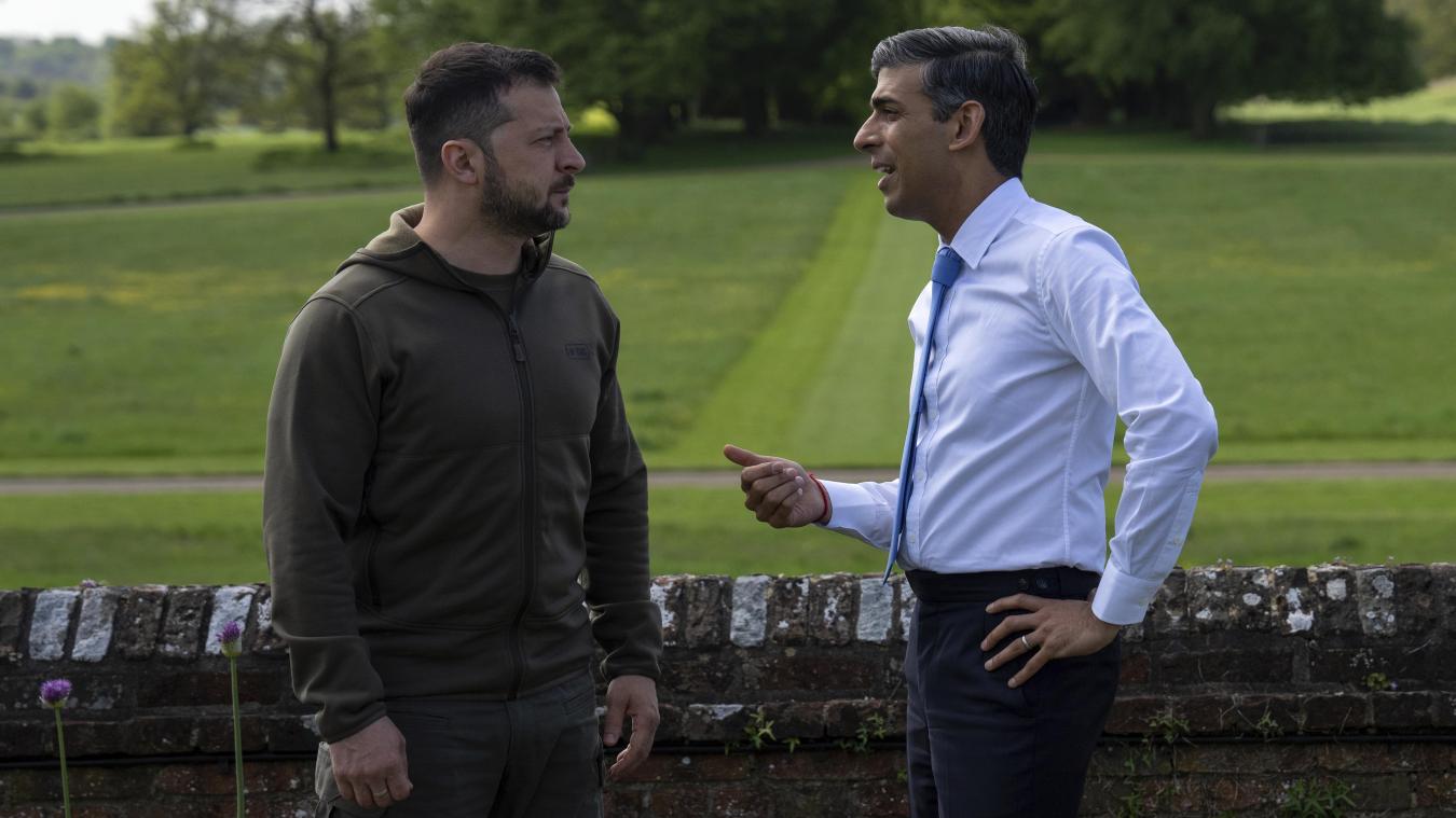 <p>Wolodymyr Selenskyj und Rishi Sunak sprechen während einer Pressekonferenz im Garten in Chequers, dem Landhaus des amtierenden Premierministers des Vereinigten Königreichs.</p>