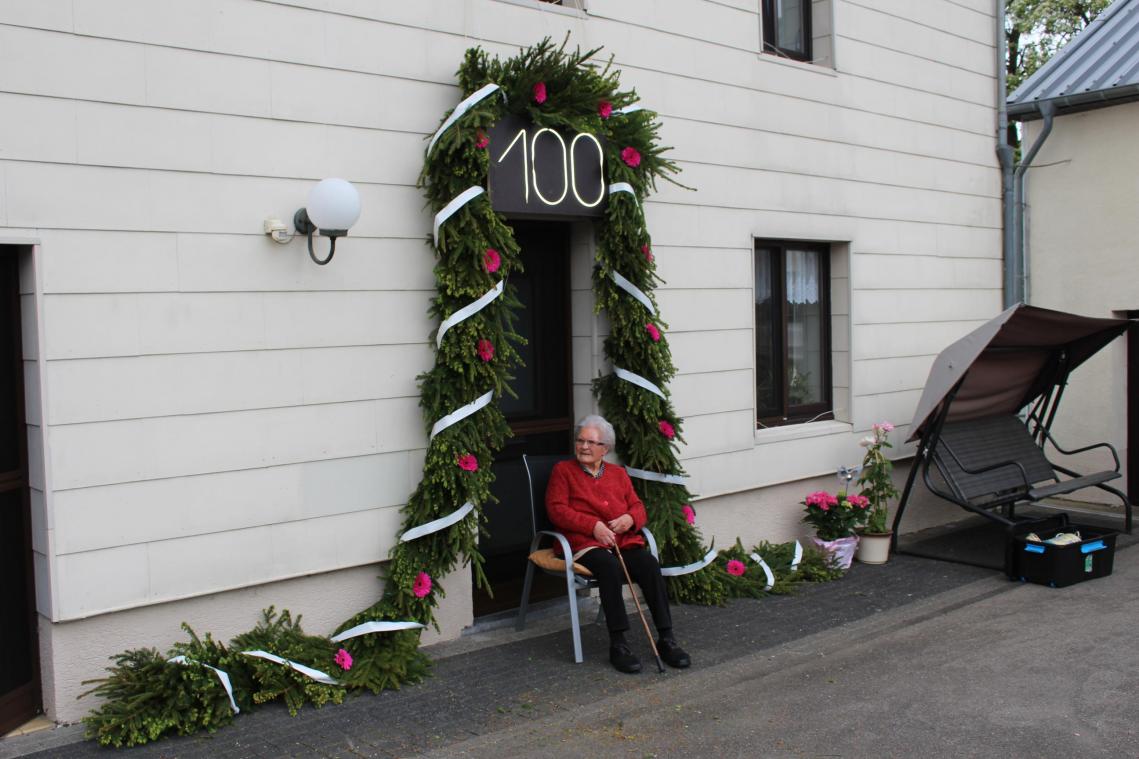 <p>Petronella Braun feiert ihren 100. Geburtstag. Der JGV Medell schmückte ihr Haus mit einem schönen Kranz.</p>