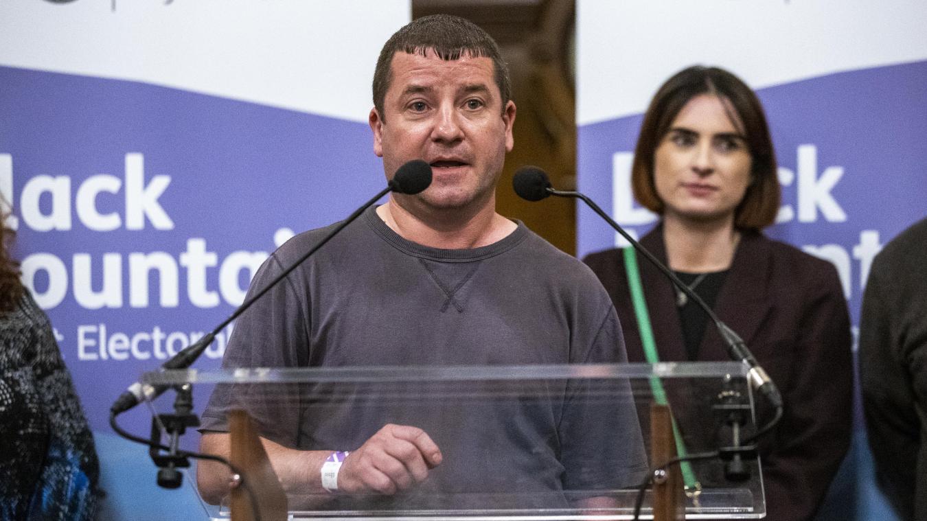 <p>Ciaran Beattie, Stadtrat der Sinn Fein Partei, spricht im Rathaus nach der Auszählung.</p>