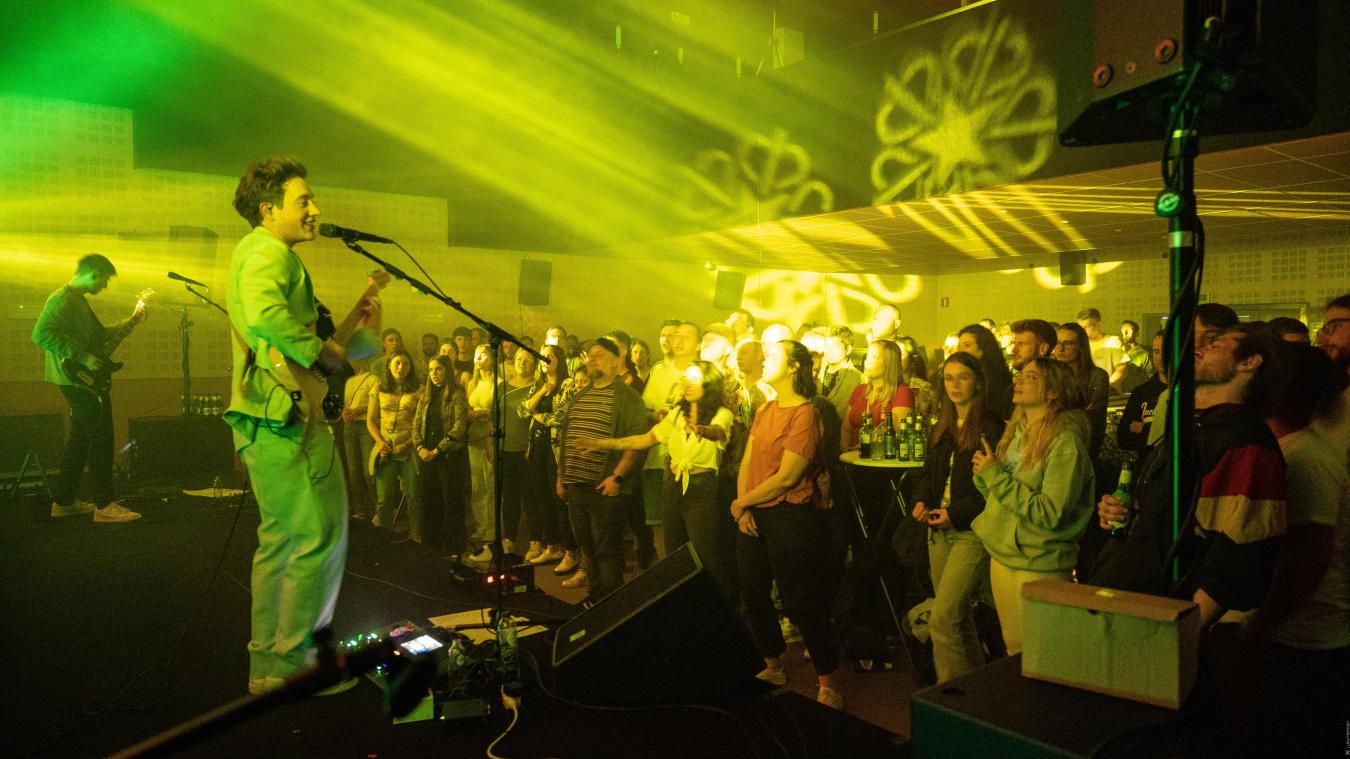 <p>DMI nutzte die besondere Atmosphäre des Kinos Corso für die Vorstellung der zweiten EP.</p>