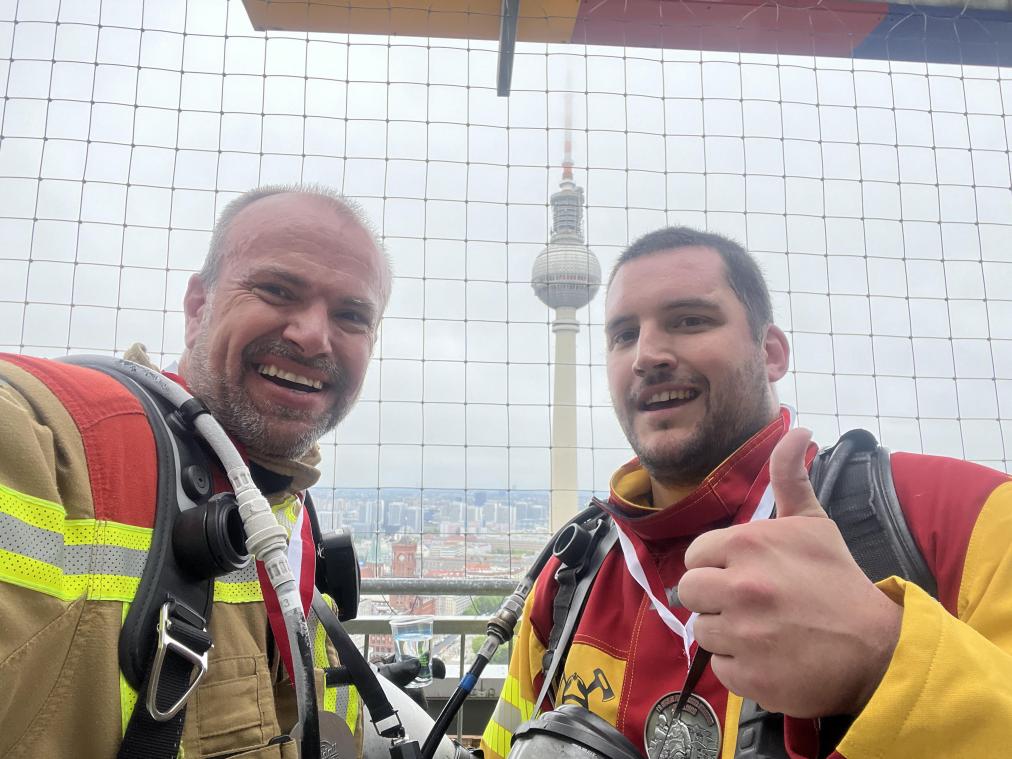 <p>110 Meter über den Dächern der Stadt genießen René Schoonbrood und sein Teamkollege Denis Claes im Anschluss an den Lauf die Aussicht.</p>