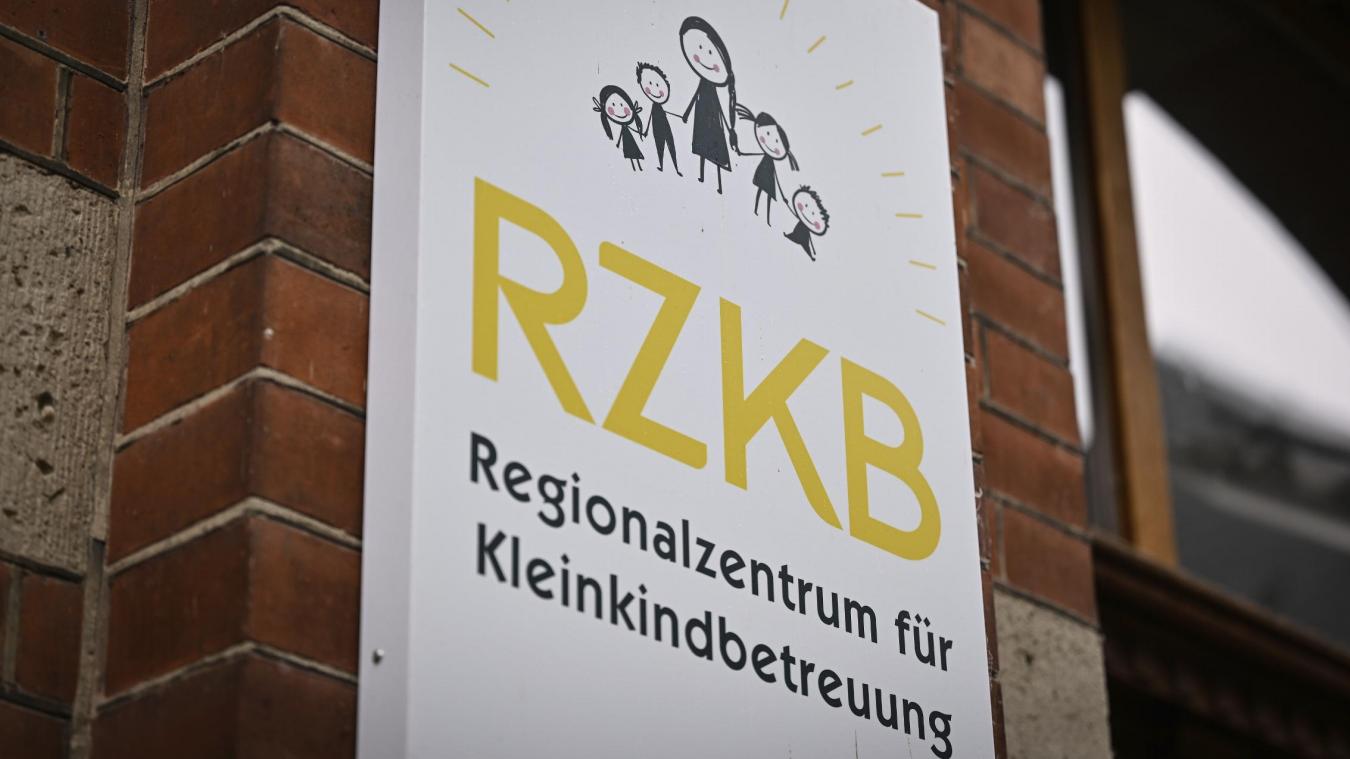 <p>Blick auf das Logo des Regionalzentrums für Kleinkindbetreuung am Verwaltungsgebäude in der Eupener Haasstraße: Aus der bisherigen VoG wird jetzt eine Einrichtung öffentlichen Rechts.</p>