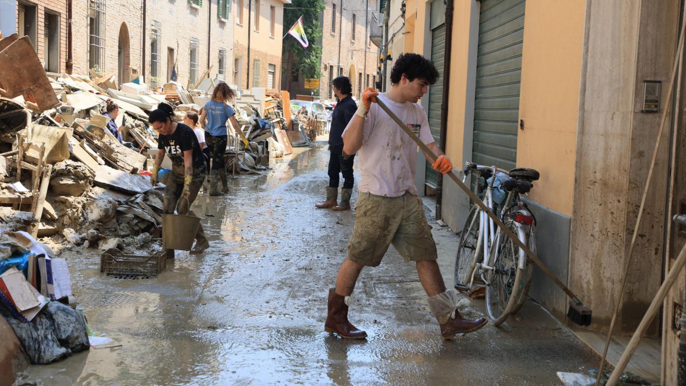 <p>Freiwillige säubern eine Straße in Faenza: Nach heftigen Regenfällen ist es in den Gebieten an der Adriaküste zu teils dramatischen Überschwemmungen gekommen.</p>