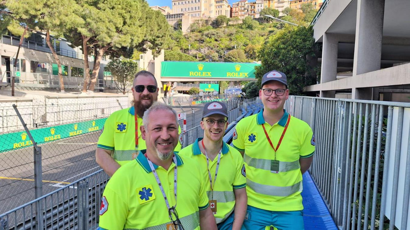 <p>Die Büllinger Rettungssanitäter Patrick und Sven Sarlette, Florian Feyen und Manuel Heck trafen am Mittwoch frohgelaunt zu ihrem Einsatz beim Großen Preis der Formel 1 in Monaco ein.</p>