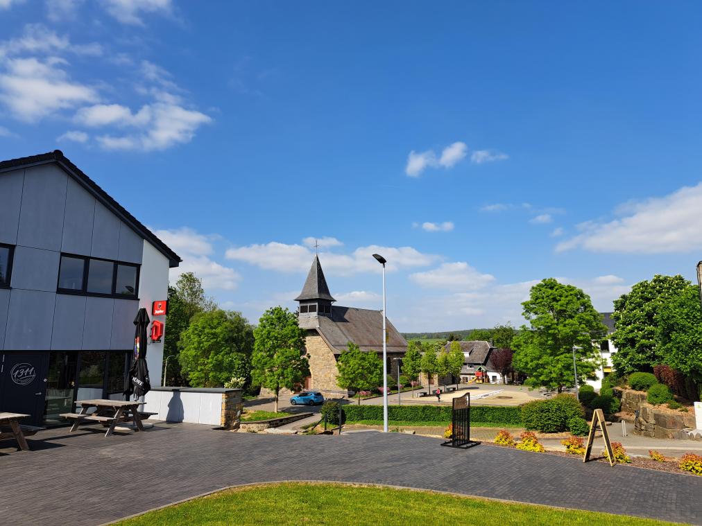 <p>Der neue Dorfsaal (links) mit Kirche und Schule (im Hintergrund) in Schoppen sind für den Dorfentwickler Otmar Weber ein gelungenes Beispiel für einen attraktiven Treffpunkt mitten im Dorf.</p>