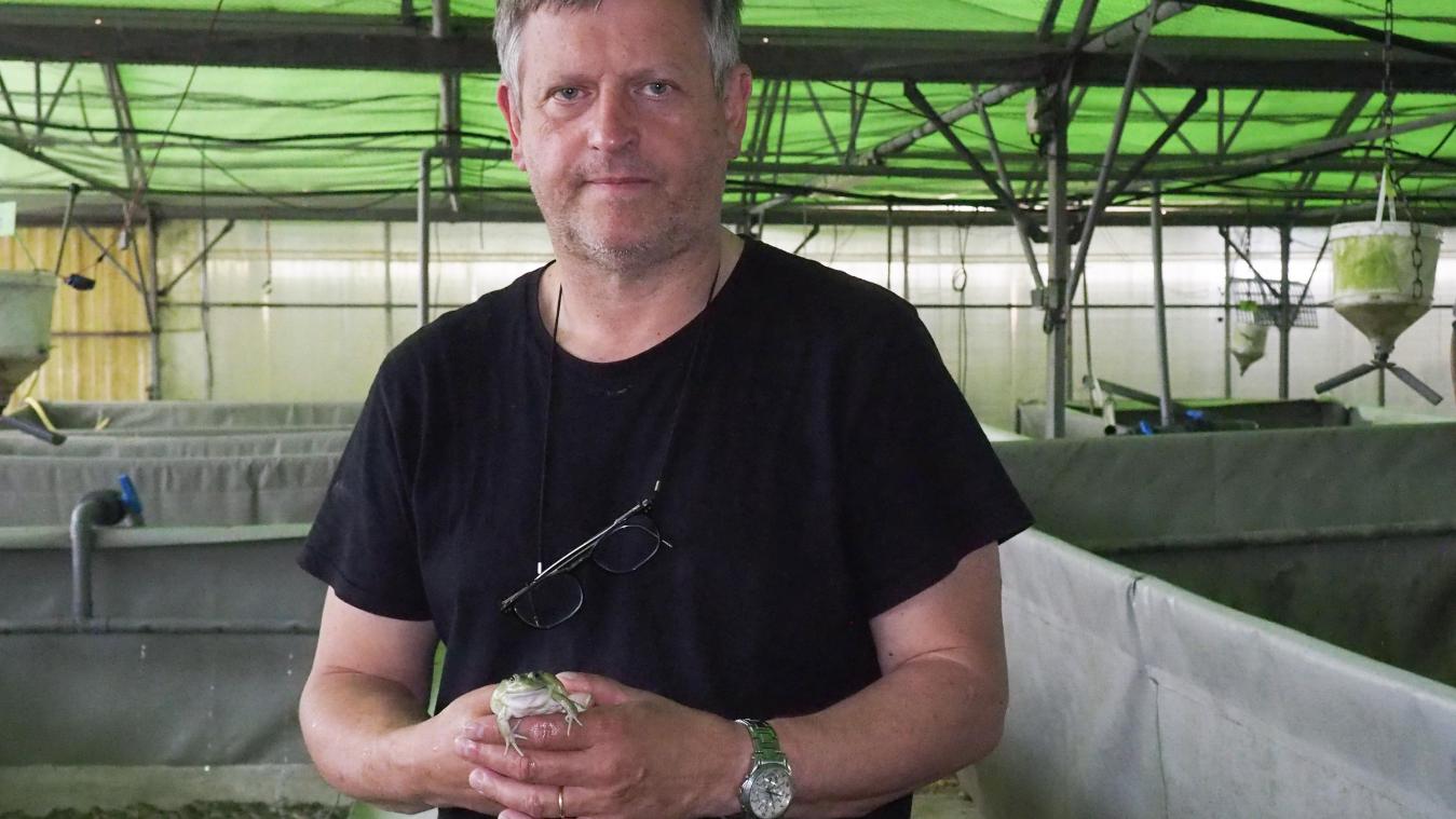 <p>Patrick François hält in seiner Froschfarm in Südfrankreich einen gezüchteten Frosch in der Hand. Der Franzose beliefert ein Dutzend Kunden der feinen Küche mit Froschschenkeln, die vor allem in Frankreich und Belgien heiß begehrt sind.</p>