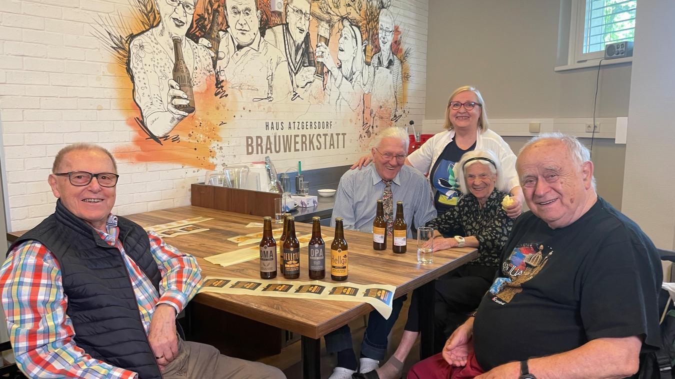 <p>Drei Rentner, eine Rentnerin und eine Betreuerin haben gerade das Etikettieren von Bier aus eigener Produktion erledigt. Fast jeden Donnerstag um 9 Uhr wird im Keller des Altersheims mit seinen etwa 250 Wohn- und Betreuungsplätzen Bier gebraut.</p>
