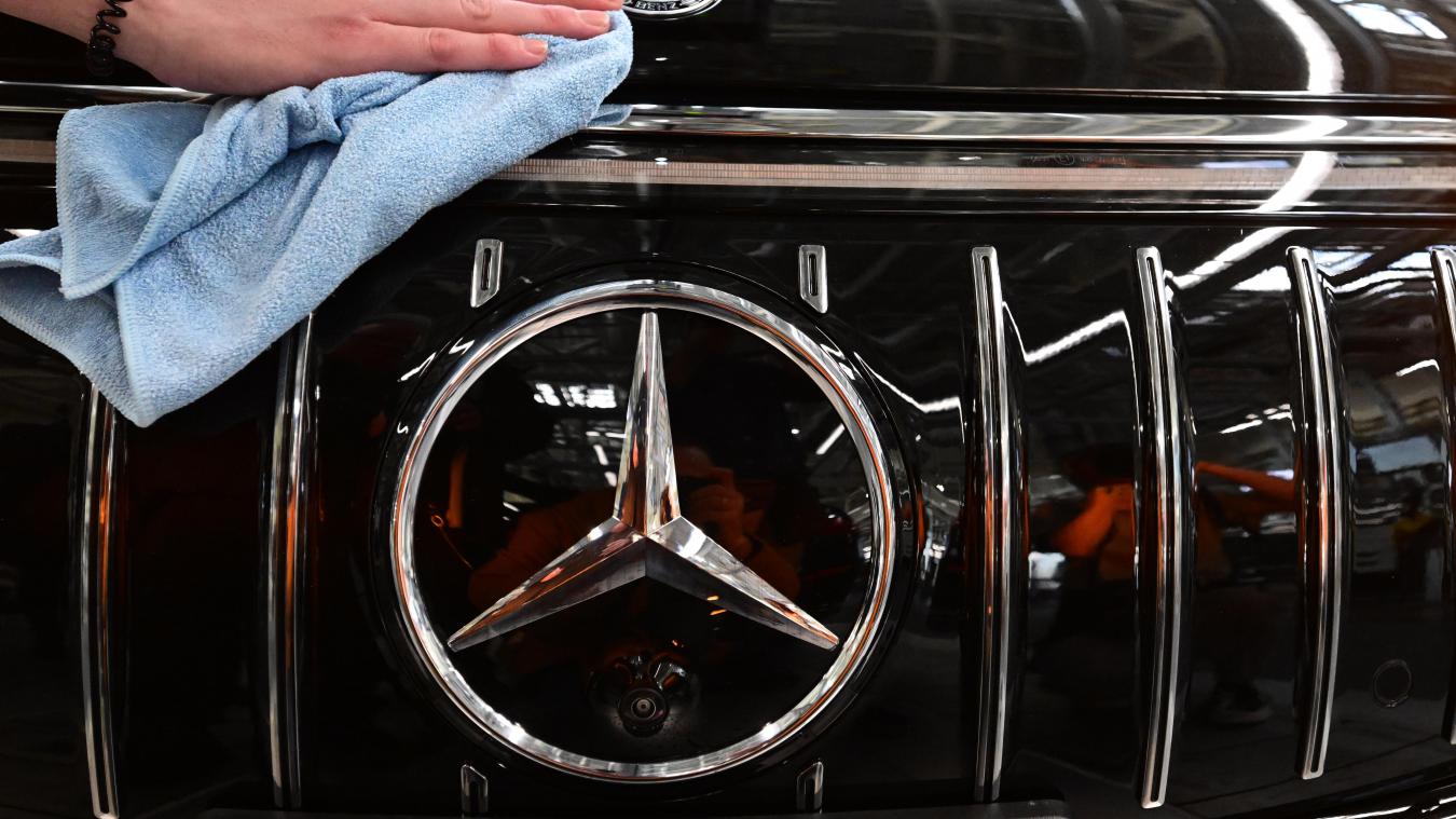 <p>Eine Mitarbeiterin des Stuttgarter Autoherstellers Mercedes-Benz arbeitet in der Factory 56 im Merecdes-Benz Werk in Sindelfingen in der Fertigung von Oberklasse- und Luxusfahrzeugen an einer Motorhaube an einem Mercedes-Emblem.</p>