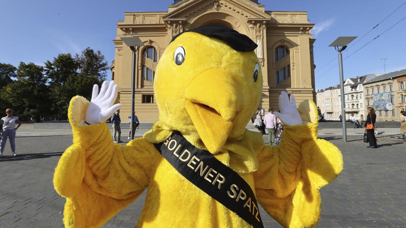 <p>Das Festivalmaskottchen, der Goldene Spatz, posiert vor dem Theaterhaus in Gera (Thüringen): Das diesjährige Programm wartet mit über 90 Veranstaltungen, darunter zwei Weltpremieren und einer Deutschlandpremiere, auf und wird dem Kino- und Fachpublikum einen aktuellen Überblick über deutschsprachige Filme, Fernsehproduktionen und digitale Angebote für Kinder und Jugendliche geben.</p>