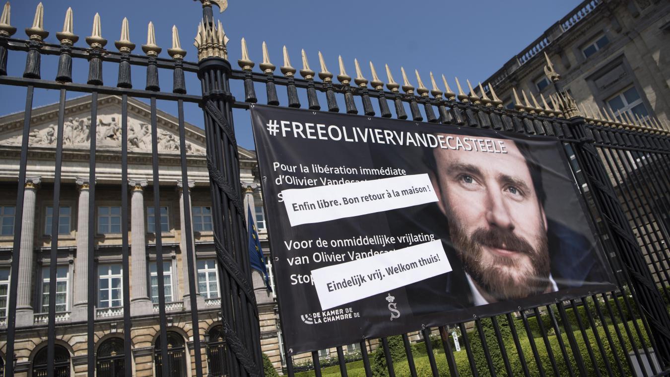 <p>Am föderalen Parlament hängt das Transparent mit der Aufschrift „#freeoliviervandecasteele“ immer noch, allerdings mit einem neuen Zusatz: „Endlich frei. Willkommen zu Hause!“</p>