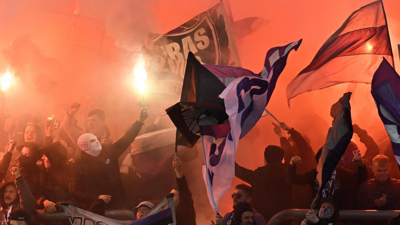 <p>Anderlecht-Fans hatten im April dieses Jahres im Eupener Kehrweg mehrfach „Pyro“ gezündet. Um solche Aktionen fortan zu unterbinden, soll das neue Fußballgesetz zeitnah in Kraft treten.</p>