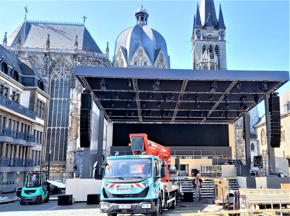 <p>Im Schatten des Aachener Doms entsteht derzeit die 250 Quadratmeter große Altarbühne („Altar-Insel“), auf der religiöse und kulturelle Veranstaltungen stattfinden werden.</p>
