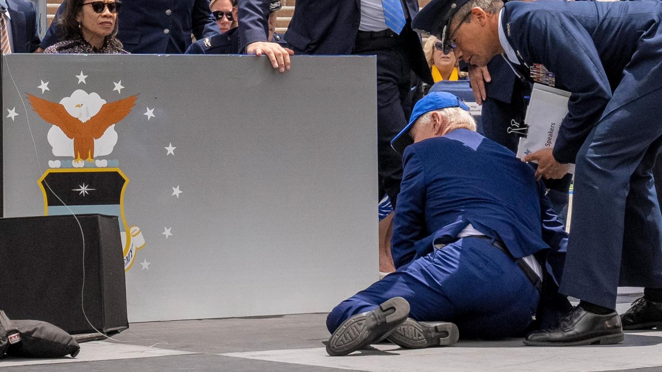 <p>Präsident Joe Biden ist während einer Abschlussfeier der United States Air Force Academy 2023 auf der Bühne gestürzt.</p>