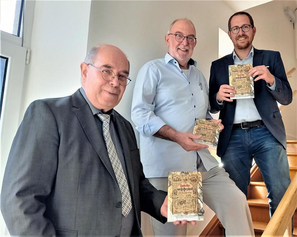 <p>„Raubritter von Reifferscheidt“ sind in Raeren zurück. Freude über das neue Buch bei (von links) Walther Janssen, Christoph Laschet und Bürgermeister Jérôme Franssen.</p>