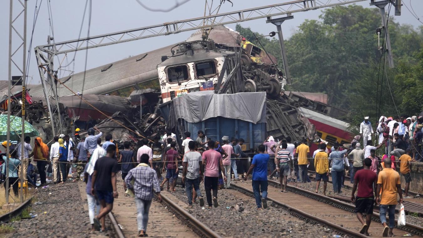 <p>Nach einem der schwersten Zugunglücke Indiens ist die Zahl der Toten auf mindestens 261 gestiegen. Zudem würden mehrere Hundert verletzte Passagiere in verschiedenen Krankenhäusern in dem Bundesstaat Odisha behandelt, teilte ein Bahnsprecher am Samstag mit.</p>
