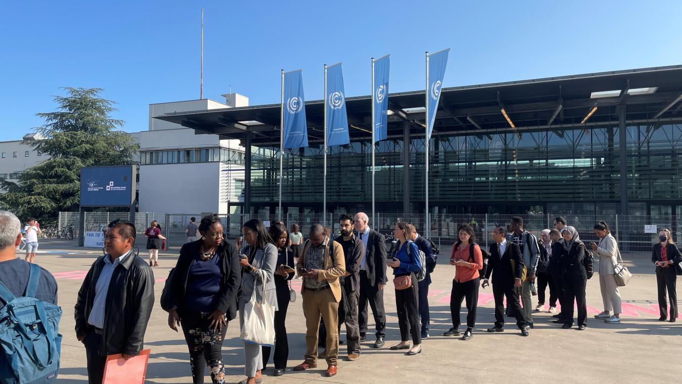 <p>Delegierte der UN-Klimakonferenz warten am Montagmorgen vor dem World Conference Center in Bonn. Die zehntägige Konferenz in Bonn dient der Vorbereitung der Weltklimakonferenz (COP28) Ende des Jahres in Dubai.</p>