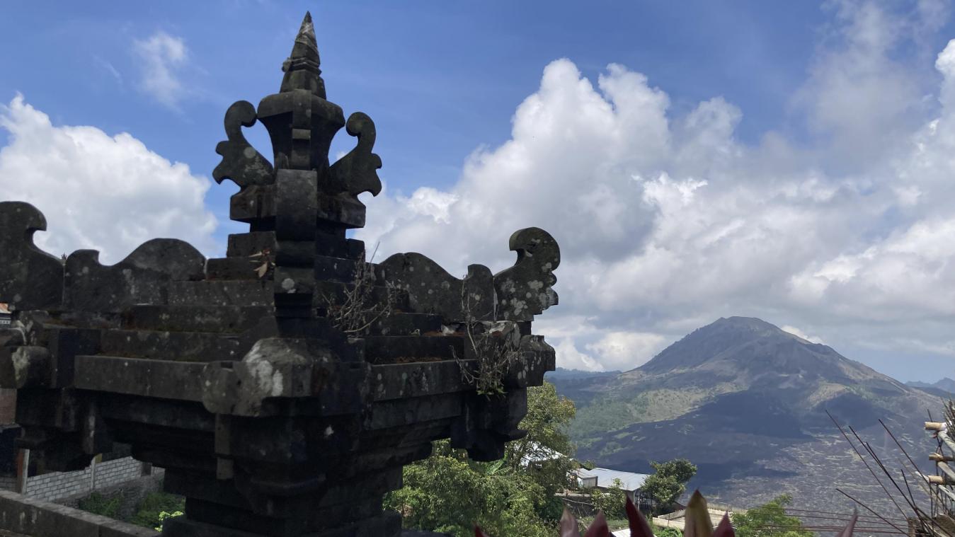 <p>Blick von einem Tempel auf den Mount Batur, einer der heiligen Berge Balis.</p>
