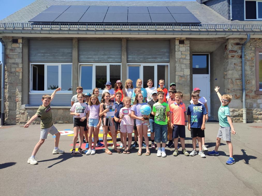 <p>Die Schüler der Gemeindeschule Thirimont präsentieren die neue Photovoltaikanlage, die ihnen die Genossenschaft Courant d’Air finanziert hat.</p>